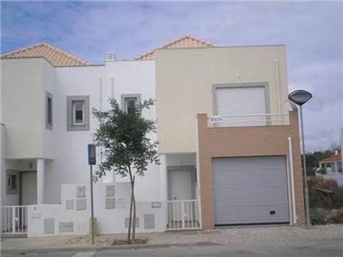 Villa / Townhouse for sale in Luz (Faro)