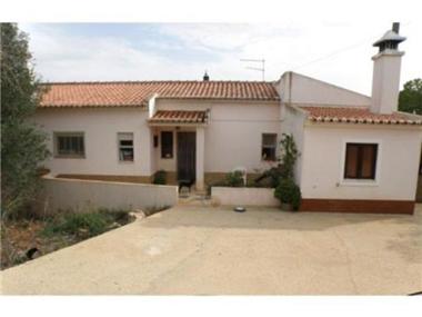 Villa / Townhouse for sale in Sargacal (Faro)