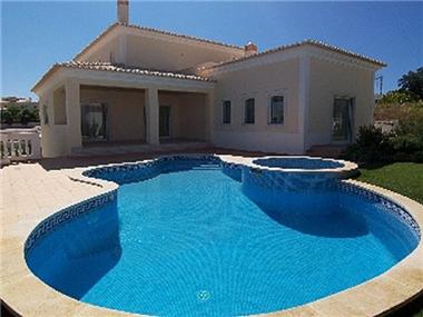 Villa / Townhouse for sale in Montes de Alvor (Faro)