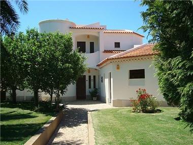 Villa / Townhouse for sale in Almadena (Faro)