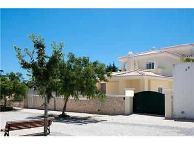 Villa / Townhouse for sale in Albardeira (Faro)