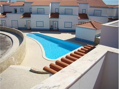 Villa / Townhouse for sale in Praia de Monte Cl�rigo (Faro)