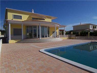 Villa / Townhouse for sale in Boa Nova (Faro)