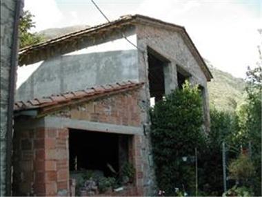 Village House for sale in Borgo a Mozzano (Tuscany)