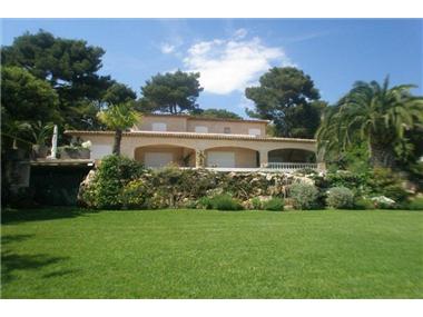 Villa for sale in Grasse (Provence-Alpes-Cote d'Azur)