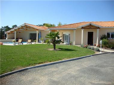 Villa for sale in Saint-Aigulin (Poitou-Charentes)