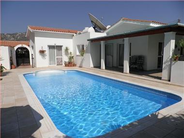 Bungalow for sale in Peyia (Paphos)