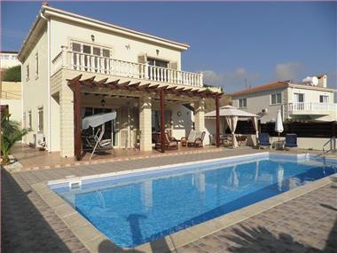 Villa for sale in Peyia (Paphos)