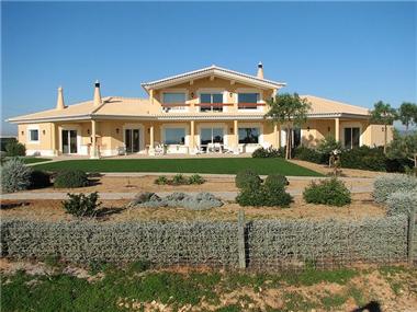 Villa / Townhouse for sale in Praia da Luz (Faro)