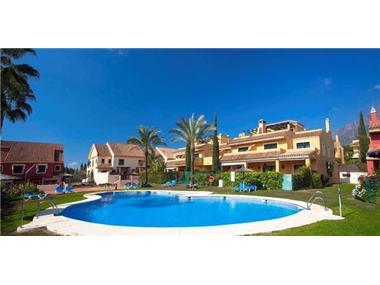 Townhouse - Semi Detached for sale in Nagueles (Andalucia)