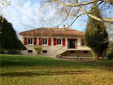House for sale in Chalais (Poitou-Charentes)