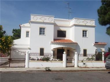 Villa / Townhouse for sale in Sao Bartolomeu (Faro)