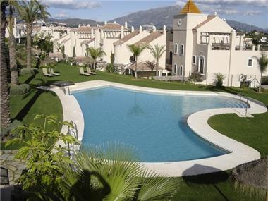 Townhouse - Semi Detached for sale in El Paraiso (Andalucia)