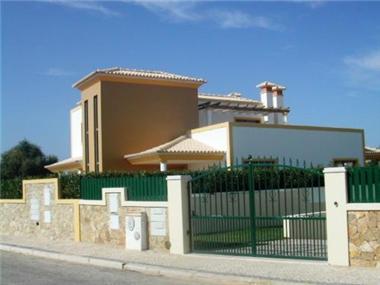Semi/terraced Villa for sale in Abutreira (Faro)