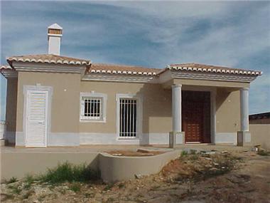 Semi/terraced Villa for sale in Luz (Faro)