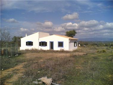 Semi/terraced Villa for sale in Estombar (Faro)