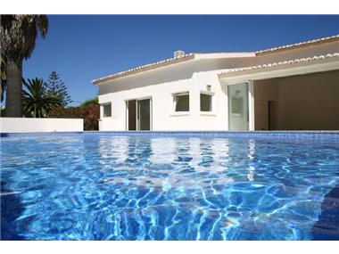 Semi/terraced Villa for sale in Luz (Faro)