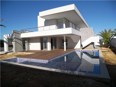 Semi/terraced Villa for sale in Luz (Faro)