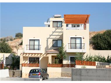 Semi/terraced Villa for sale in Germasogeia (Limassol)