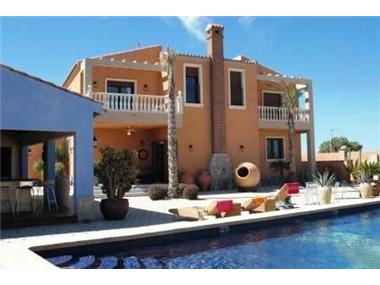 Villa / Detached for sale in La Marina (Valencia)