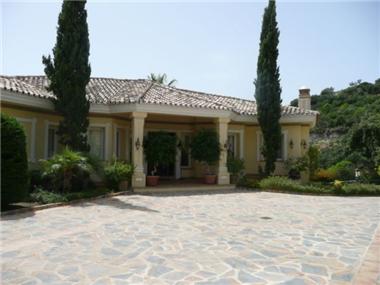 Villa for sale in Benahavis (Andalucia)