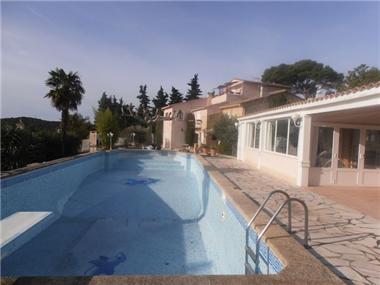 Farm for sale in Lambesc (Provence-Alpes-Cote d'Azur)