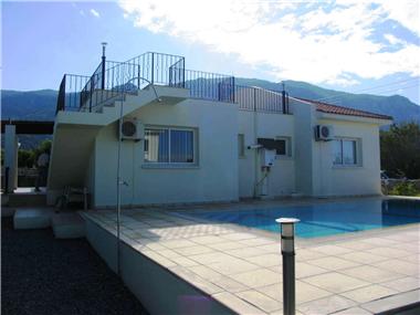 Bungalow for sale in Kyrenia (Kyrenia)