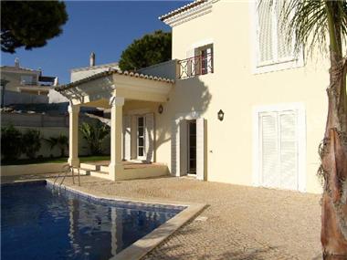 Semi/terraced Villa for sale in Loule (Faro)