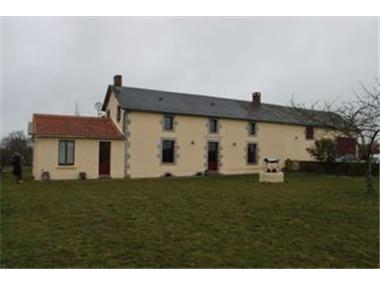 Farmhouse for sale in Neuvy-Bouin (Poitou-Charentes)