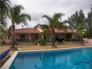 Villa for sale in Bensafrim (Faro)