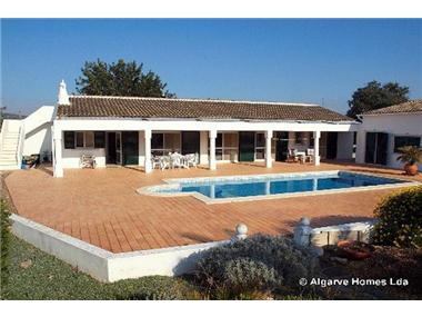 Villa / Townhouse for sale in Santa Barbara de Nexe (Faro)