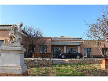 Villa / Townhouse for sale in Sargacal (Faro)