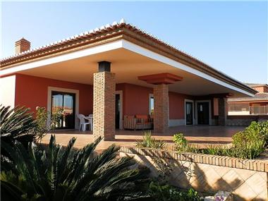 Villa / Townhouse for sale in Porto de Mos (Faro)