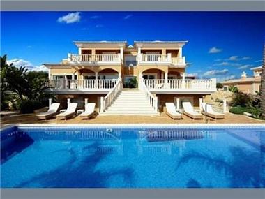 Villa / Townhouse for sale in Porto de Mos (Faro)
