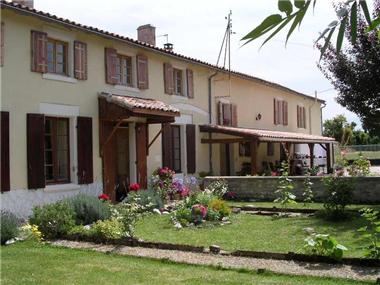 Old House for sale in Louzignac (Poitou-Charentes)