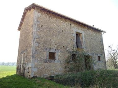 Barn for sale in Ruffec (Poitou-Charentes)