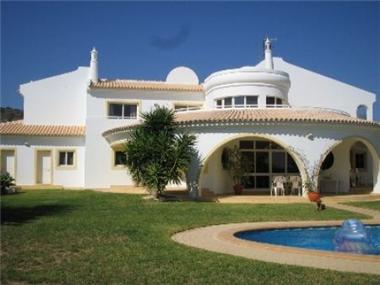Villa for sale in Santa Barbara de Nexe (Faro)