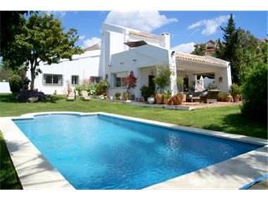 Villa for sale in Nueva Andalucia (Andalucia)