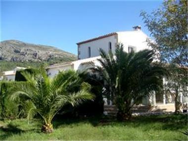 Villa for sale in Jalon (Valencia)