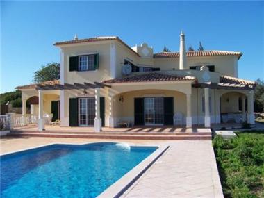 Villa for sale in Estoi (Faro)