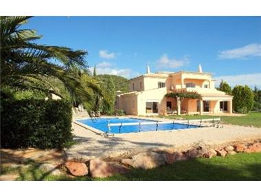 Villa for sale in Santa Barbara de Nexe (Faro)