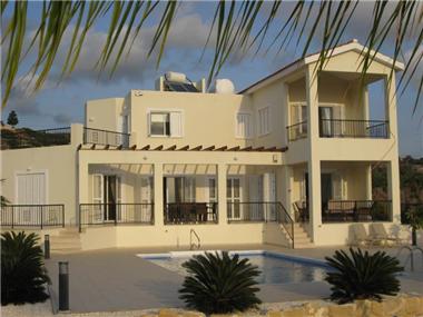 Semi/terraced Villa for sale in Coral Bay (Paphos)