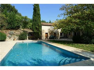 Villa for sale in La Tour-d'Aigues