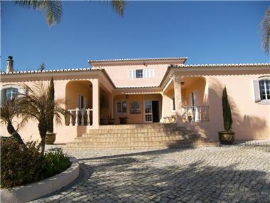 Villa for sale in Carvoeiro (Faro)