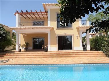 Villa / Townhouse for sale in Porto de Mos (Faro)