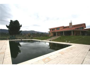 Rural House With Land for sale in Seia