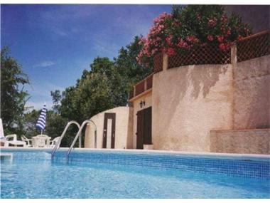 Villa for sale in La Tour-d'Aigues
