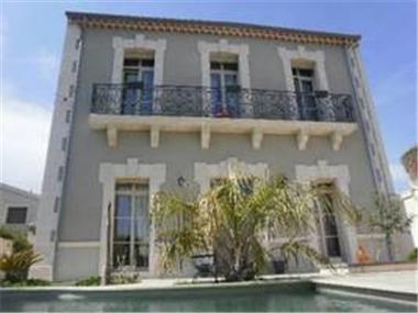 Mansion for sale in Beziers