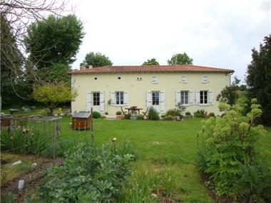House for sale in Jonzac
