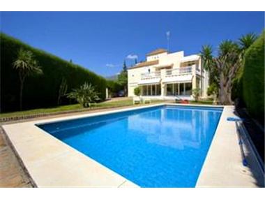 Villa for sale in Nueva Andalucia